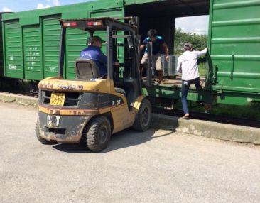 Xếp hàng thiết bị máy móc công nghiệp có kích thước và khối lượng lớn